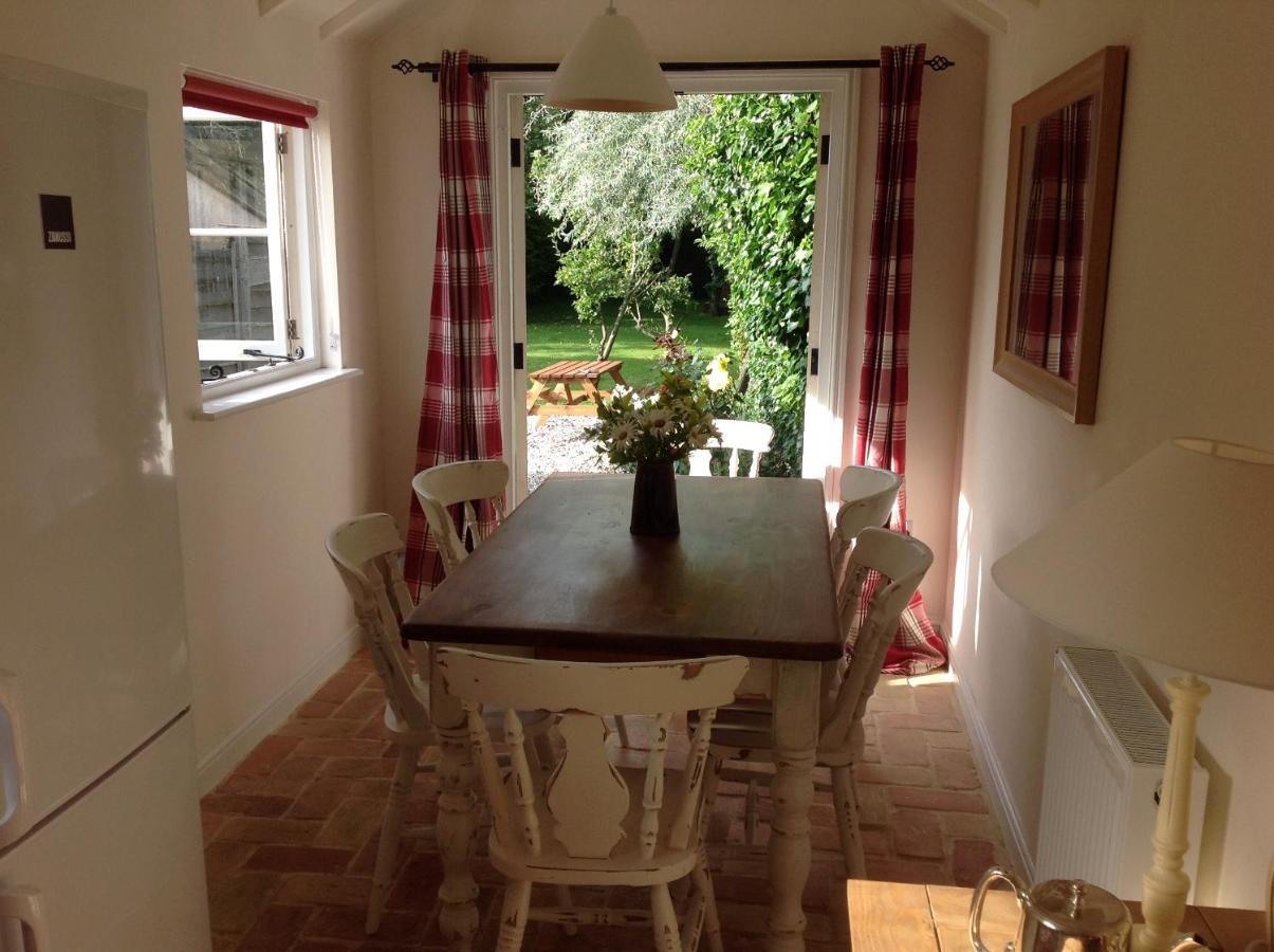 Acacia Cottage ハルステッド エクステリア 写真